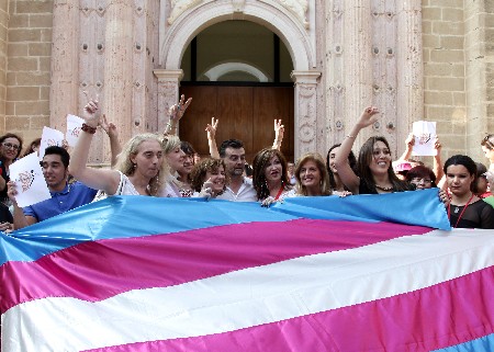 Las diputadas Alba Doblas y Esperanza Oa, con el coordinador general de IULV-CA, celebran la aprobacin de la ley integral de transexualidad junto a representantes del colectivo