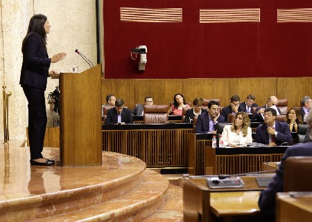 La presidenta y el vicepresidente de la Junta de Andaluca escuchan la intervencin de Mara Dolores Lpez, presidenta del Grupo Popular