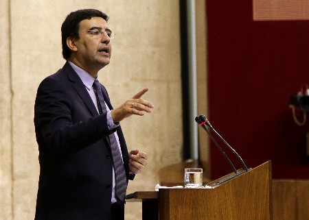 El portavoz del Grupo parlamentario Socialista, Mario Jimnez, interviene desde la tribuna