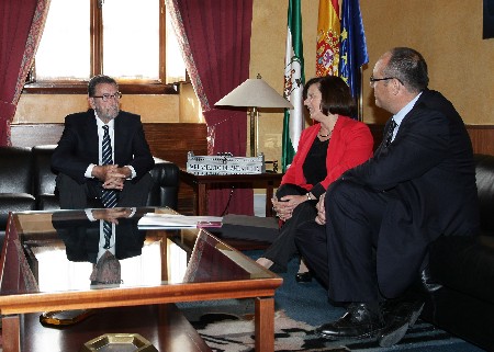 Manuel Gracia, Mara Jos Snchez Rubio y Manuel Snchez Montero conversaron en el Saln de Protocolo antes de inaugurar el encuento