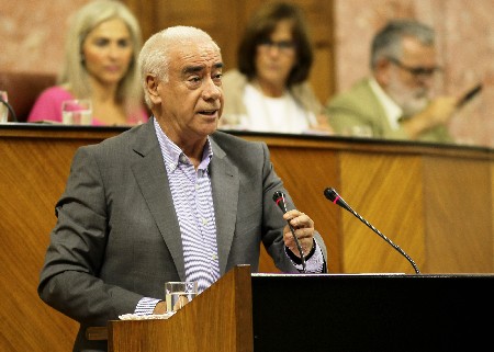 El consejero Luciano Alonso presenta ante el Pleno del Parlamento el proyecto de Ley del Deporte de Andaluca