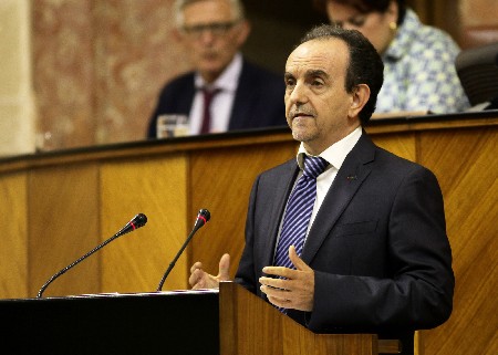 Rafael Rodrguez, consejero de Turismo y Comercio, durante el debate de un Decreto-Ley