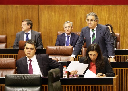 Juan Ignacio Zoido, del Grupo parlamentario Popular, formula una pregunta a la consejera de Hacienda y Administracin Pblica en la sesin de control