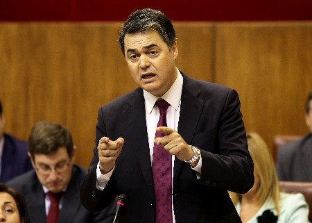 El portavoz del Grupo parlamentario Popular, Carlos Rojas, se dirige a la presidenta de la Junta de Andaluca