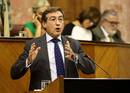 El diputado del Grupo Popular Rafael Carmona defiende una propuesta de modificacin de la Ley de la Cmara de Cuentas de Andaluca