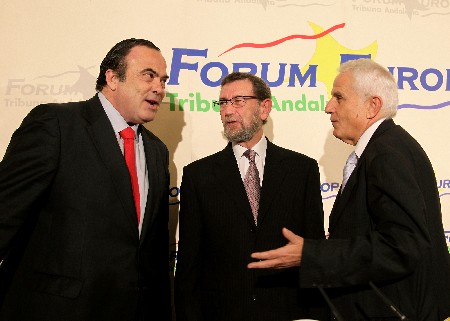 Manuel Gracia conversa con Juan Antonio Hernani, del Banco Santander, y Antonio Pascual, que present la conferencia