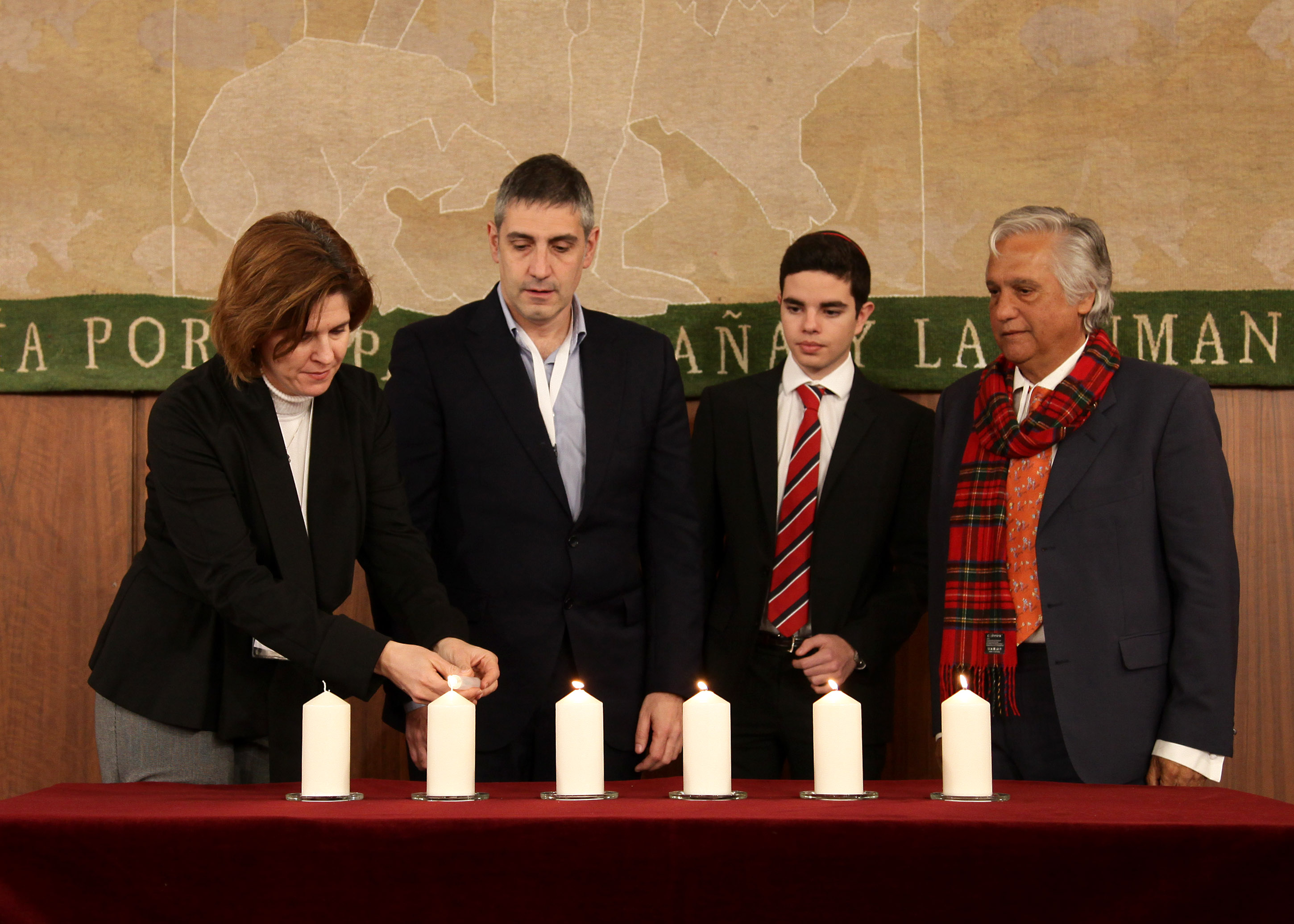Representantes de distintas comunidades de vctimas del holocausto encendieron seis velas en memoria de los fallecidos