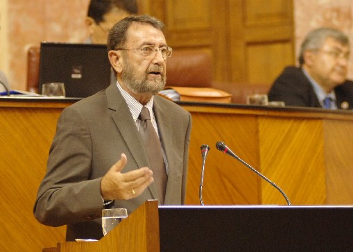 Manuel Gracia, portavoz del Grupo Socialista, durante el debate