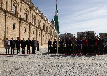 El presidente del Parlamento iza la bandera de Andaluca en presencia de los miembros de la Mesa y de los expresidentes de la Junta y de la Cmara