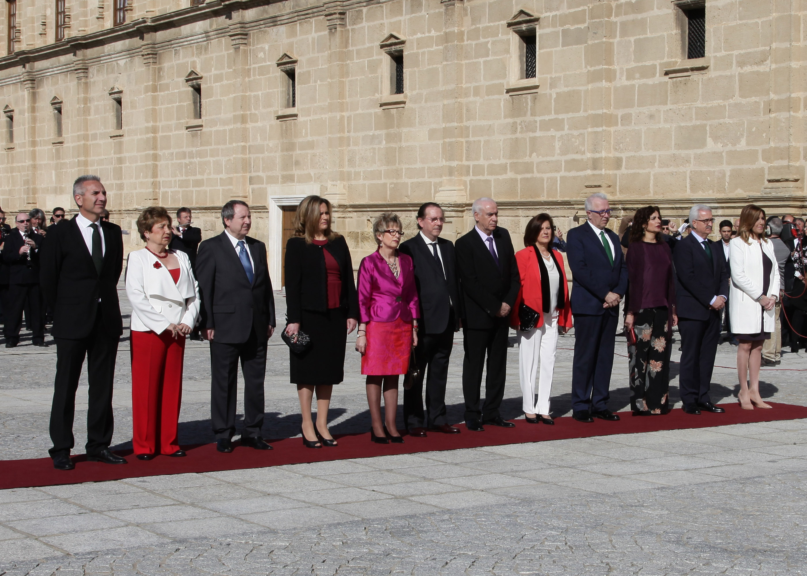 El Consejo de Gobierno de la Junta de Andaluca durante la interpretacin del himno
