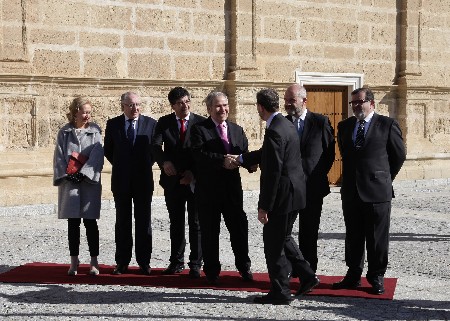 Manuel Gracia saluda a los expresidentes de la Junta y el Parlamento de Andaluca