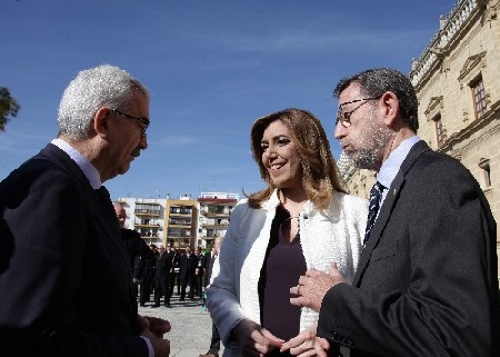 El consejero de Presidencia, la presidenta de la Junta de Andaluca y el presidente del Parlamento, momentos antes del acto