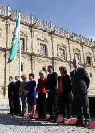 El presidente del Parlamento y los miembros de la Mesa durante la interpretacin del himno de Andaluca