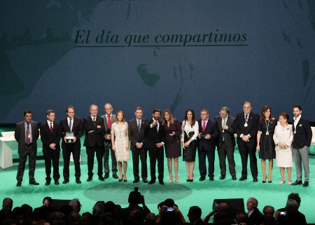 La presidenta de la Junta y el presidente del Parlamento, con los galardonados con las Medallas de Andaluca y el ttulo de Hijo Predilecto