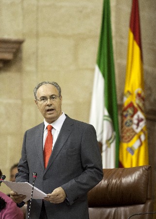 Juan Pablo Durn, presidente del Parlamento, se dirige a los diputados