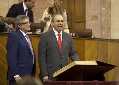 Juan Pablo Durn, tras su eleccin como Presidente, toma posesin de su cargo, en presencia de Luis Pizarro, presidente de la Mesa de Edad