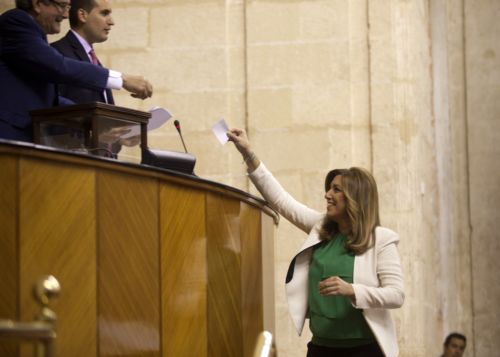 Susana Daz entrega su voto en una de las votaciones de la Sesin Constitutiva