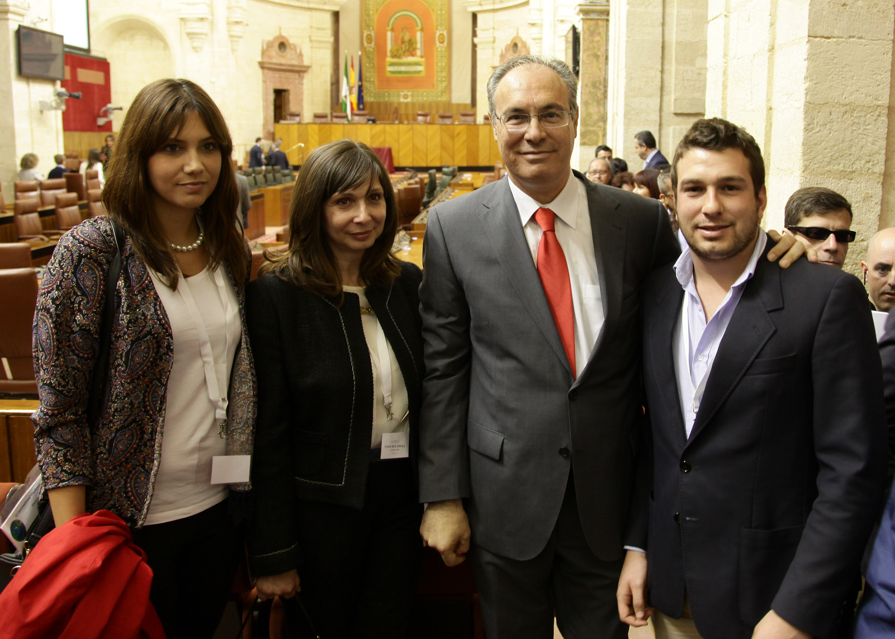 El nuevo presidente del Parlamento, Juan Pablo Durn, junto a su familia al trmino de la Sesin