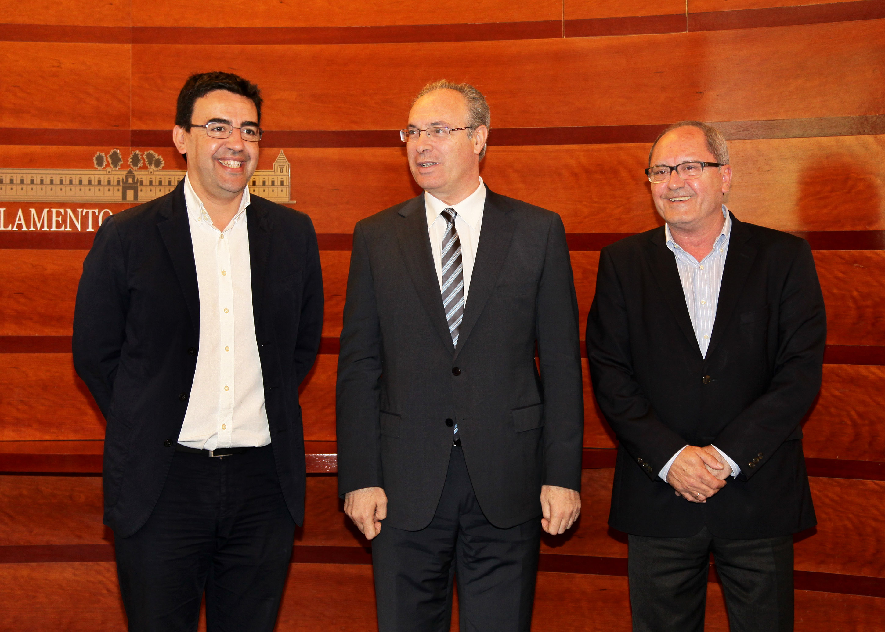 Juan Pablo Durn, presidente del Parlamento, con Mario Jimnez y Juan Cornejo, del PSOE-A, en el inicio de la ronda de reuniones para la proponer una candidatura a la Presidencia de la Junta