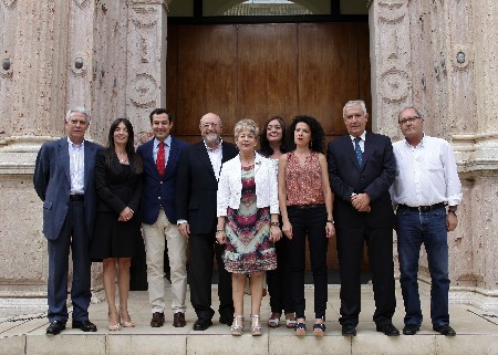 Los nueve senadores designados por el Parlamento de Andaluca, a las puertas del Saln de Plenos