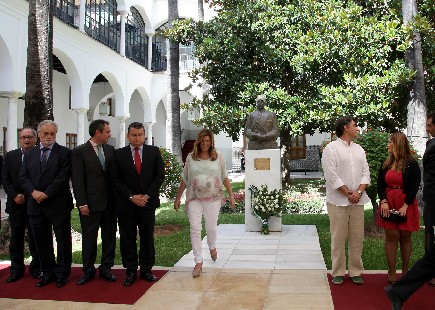 La presidenta de la Junta de Andaluca, Susana Daz, tras depositar el ramo de flores ante el busto de Blas Infante