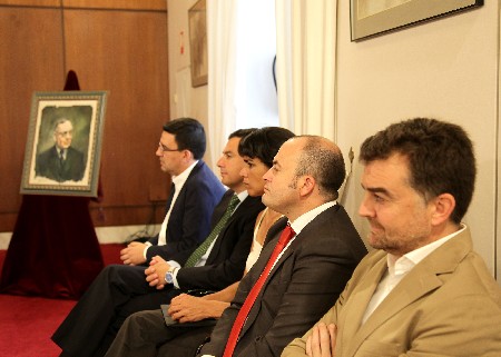 Los representantes de los cinco grupos parlamentarios que intervinieron en el homenaje