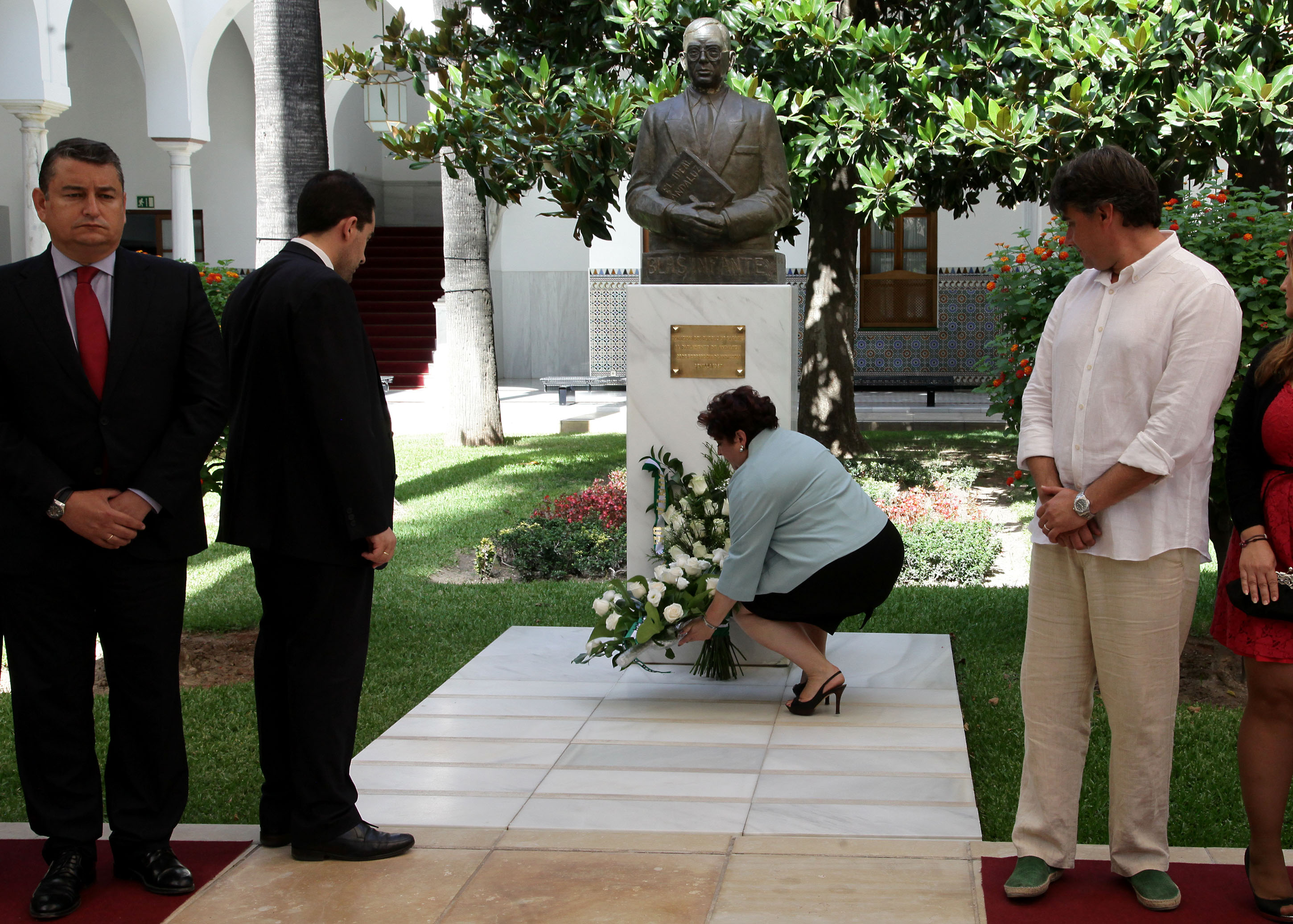 Mara Teresa Jimnez deposita ante el busto de Blas Infante el ramo de flores del Parlamento de Andaluca