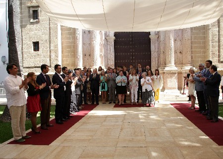 Los diputados del Parlamento de Andaluca, Mara de los ngeles Infante y los miembros del Consejo de Gobierno aplauden tras la interpretacin del himno