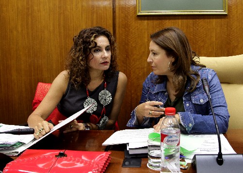 M Jess Montero, consejera de Hacienda y Administracin Pblica, conversa con la presidenta de la comisin antes de su comparecencia