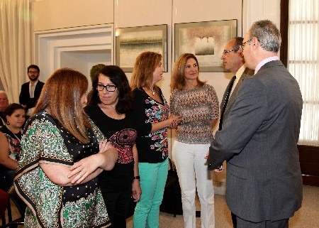 Las diputadas Soledad Prez, Mara del Carmen Garca, Carmen Lizrraga y Alicia Martnez, con el presidente de EAPN-A y el presidente del Parlamento
