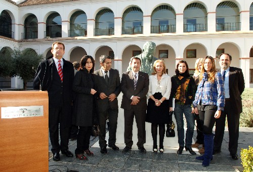 La presidenta del Parlamento y el alcalde de Antequera, con los familiares de Plcido Fernndez Viagas