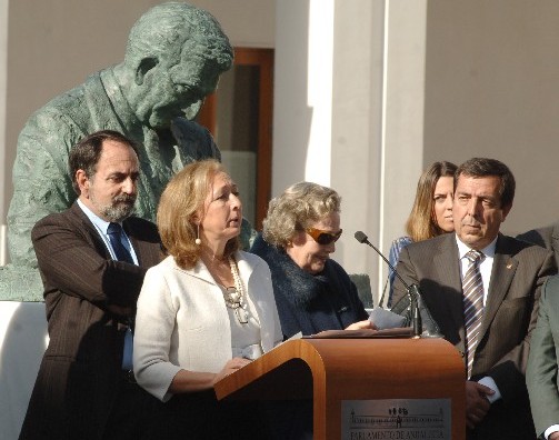 La presidenta del Parlamento, Fuensanta Coves, en el descubrimiento del busto de Plcido Fernndez Viagas