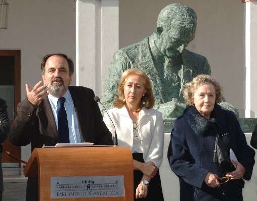 Plcido Fernndez-Viagas Bartolom, hijo del primer presidente andaluz y letrado del Parlamento, se dirige a los asistentes