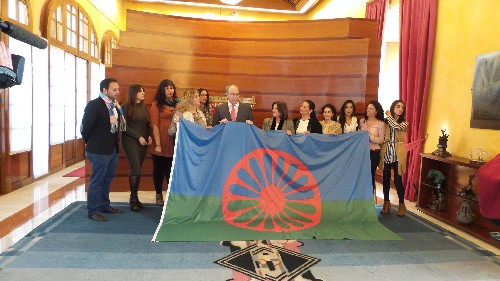 El presidente del Parlamento, acompaado por la consejera de Igualdad, recibe la bandera gitana de representantes de la Federacin Fakali