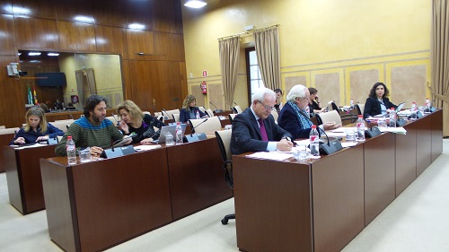 Diputados de la comisin de Economa y Conocimiento asisten a la primera parte de la sesin parlamentaria celebrada durante la maana en la que se debatieron dos proposiciones no de ley