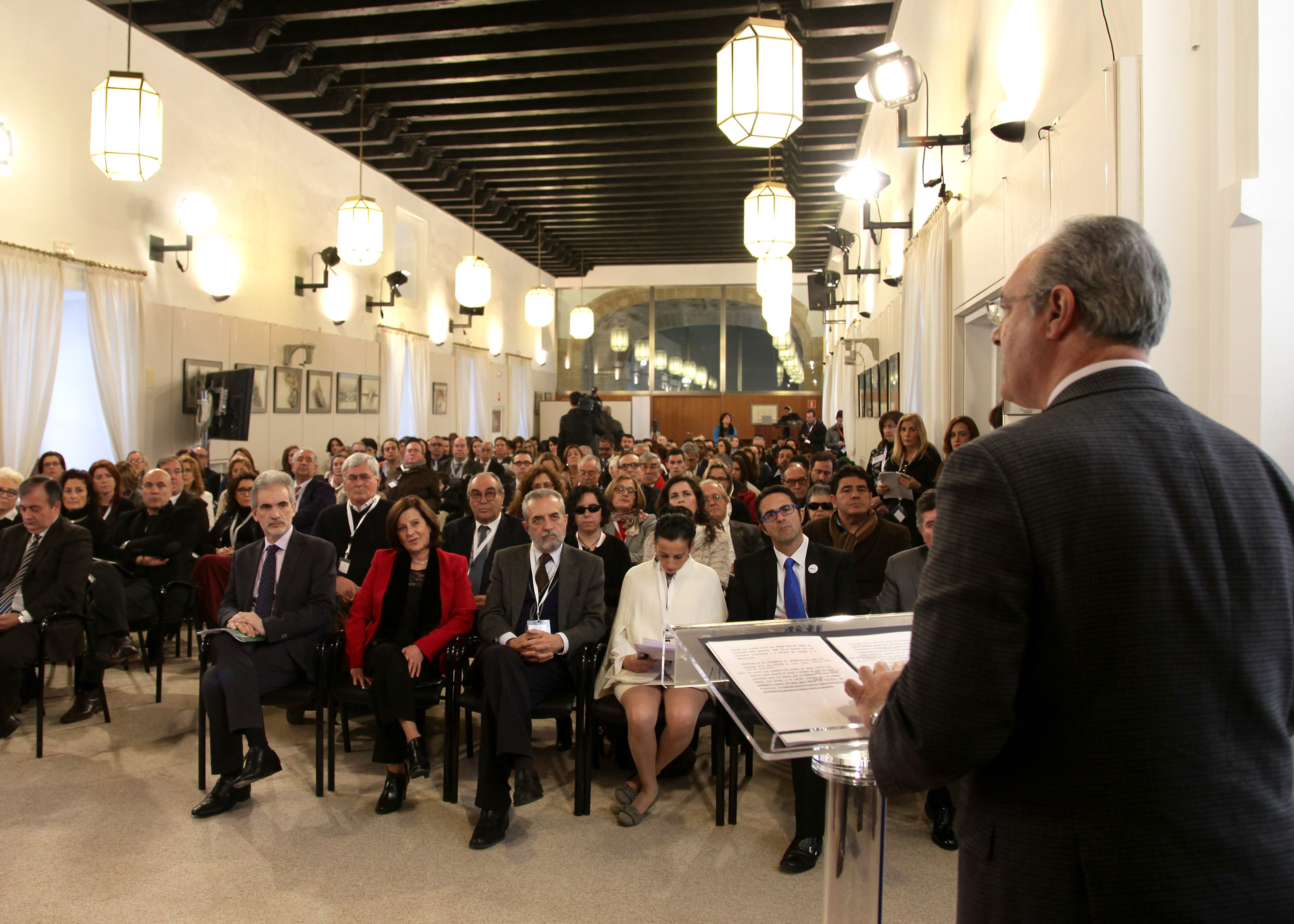 Juan Pablo Durn, presidente del Parlamento, se dirige a los asistentes