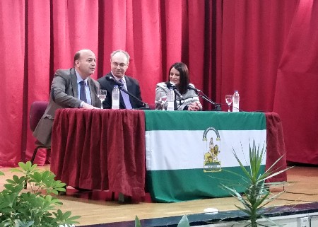 El presidente del Parlamento, Juan Pablo Durn, en la presentacin de la conferencia que pronunci hoy en el IES Doana de Almonte 