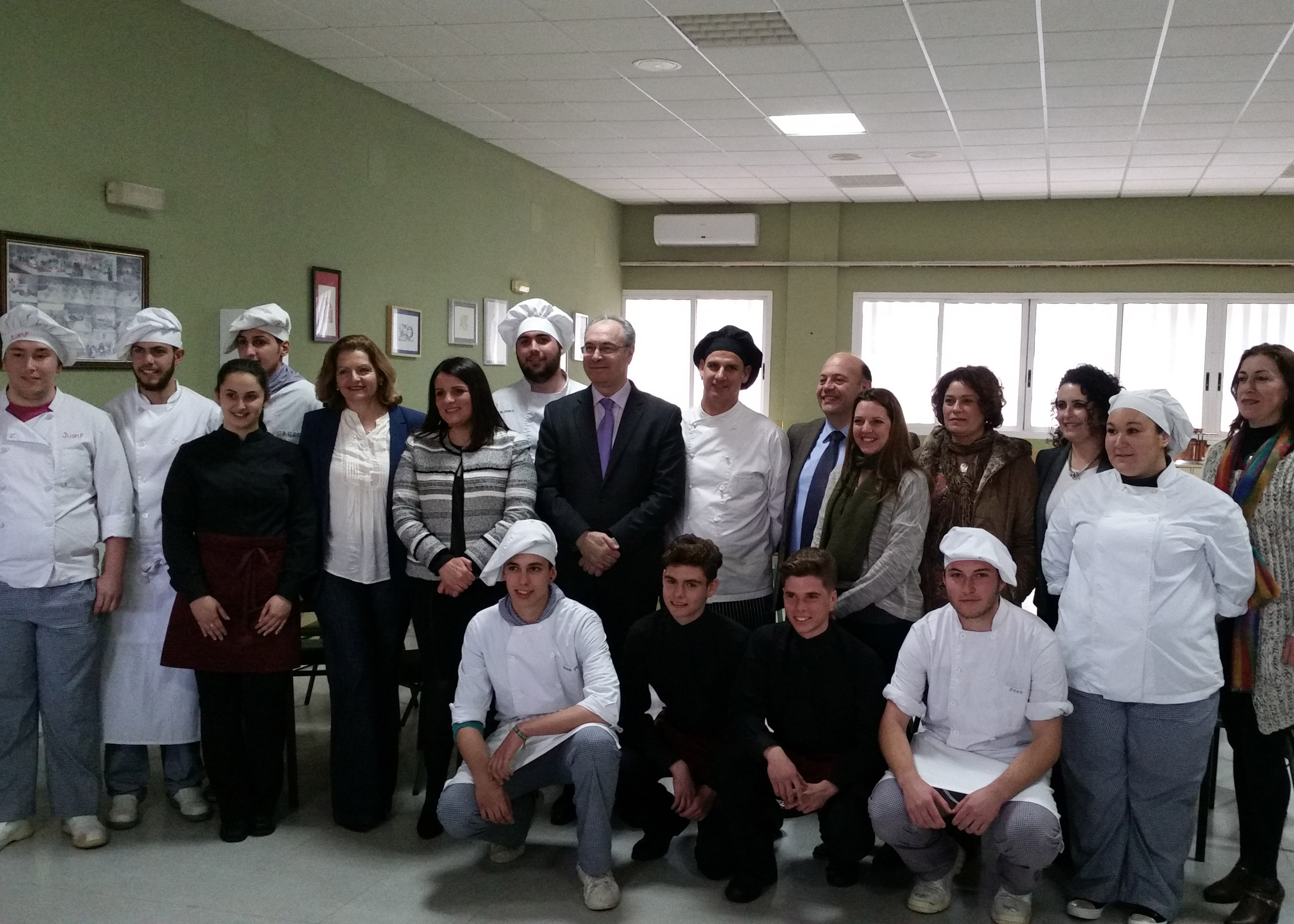 El presidente del Parlamento, con alumnos del ciclo formativo de hostelera del IES Doana de Almonte