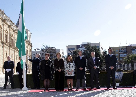 La Mesa del Parlamento de Andaluca, durante la interpretacin del himno y la izada de bandera previa al Pleno Institucional