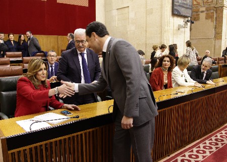 La presidenta de la Junta de Andaluca y el presidente del Grupo Popular se saludan a su llegada al Saln de Plenos