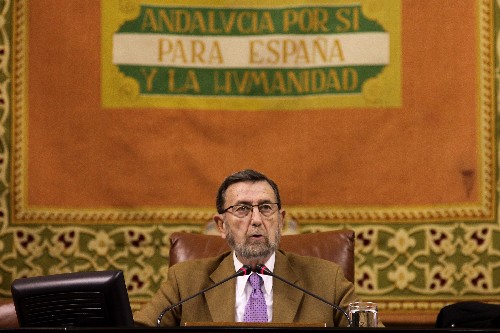 Manuel Gracia, presidente de la Cámara, da lectura a la Declaración
