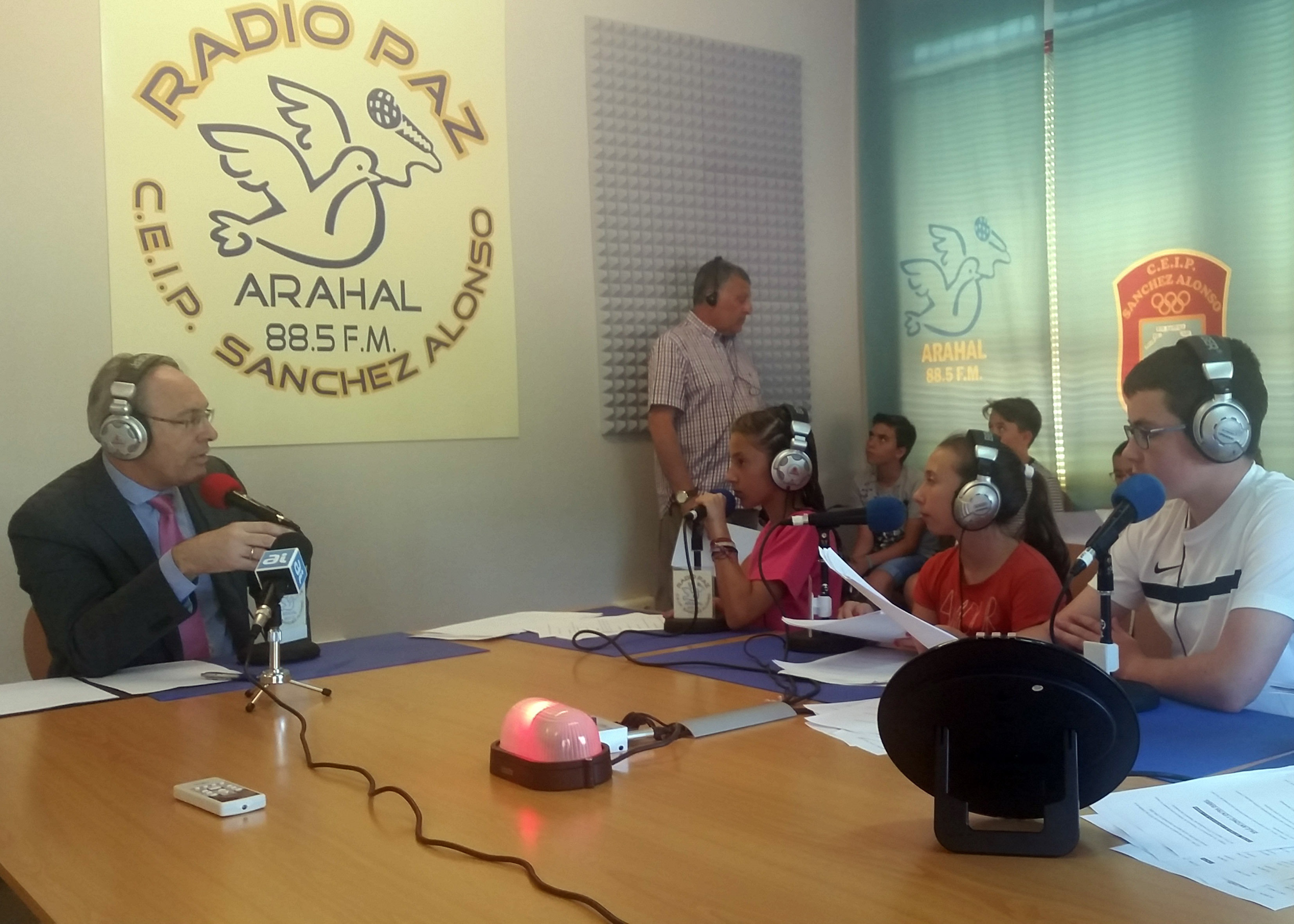 El presidente del Parlamento, Juan Pablo Durn, entrevistado por alumnos de Arahal en el programa 700 de Radio Paz