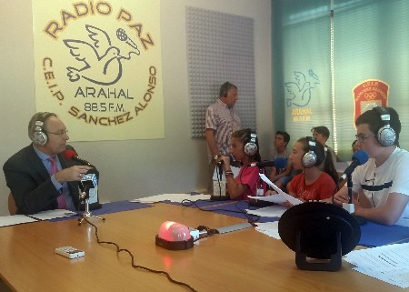 El presidente del Parlamento, Juan Pablo Durn, entrevistado por alumnos de Arahal en el programa 700 de Radio Paz