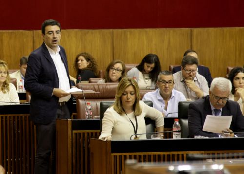 Mario Jiménez, portavoz del Grupo Socialista, se dirige a la presidenta de la Junta Susana Díaz