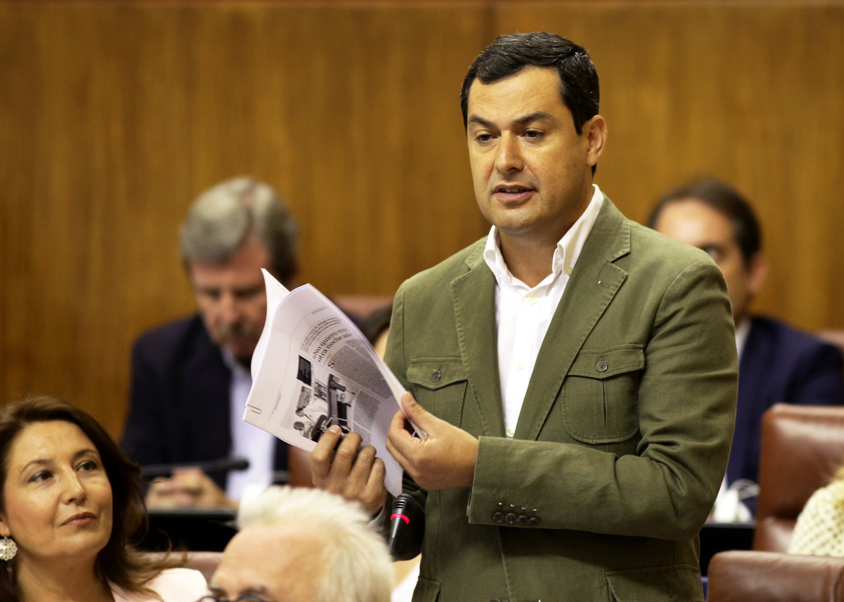 Juan Manuel Moreno, presidente del Grupo parlamentario Popular, se dirige a la presidenta de la Junta en el transcurso del Pleno