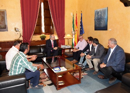 El presidente del Parlamento, Juan Pablo Durn, con representantes de la ejecutiva de UPA Andaluca en el Saln de Protocolo