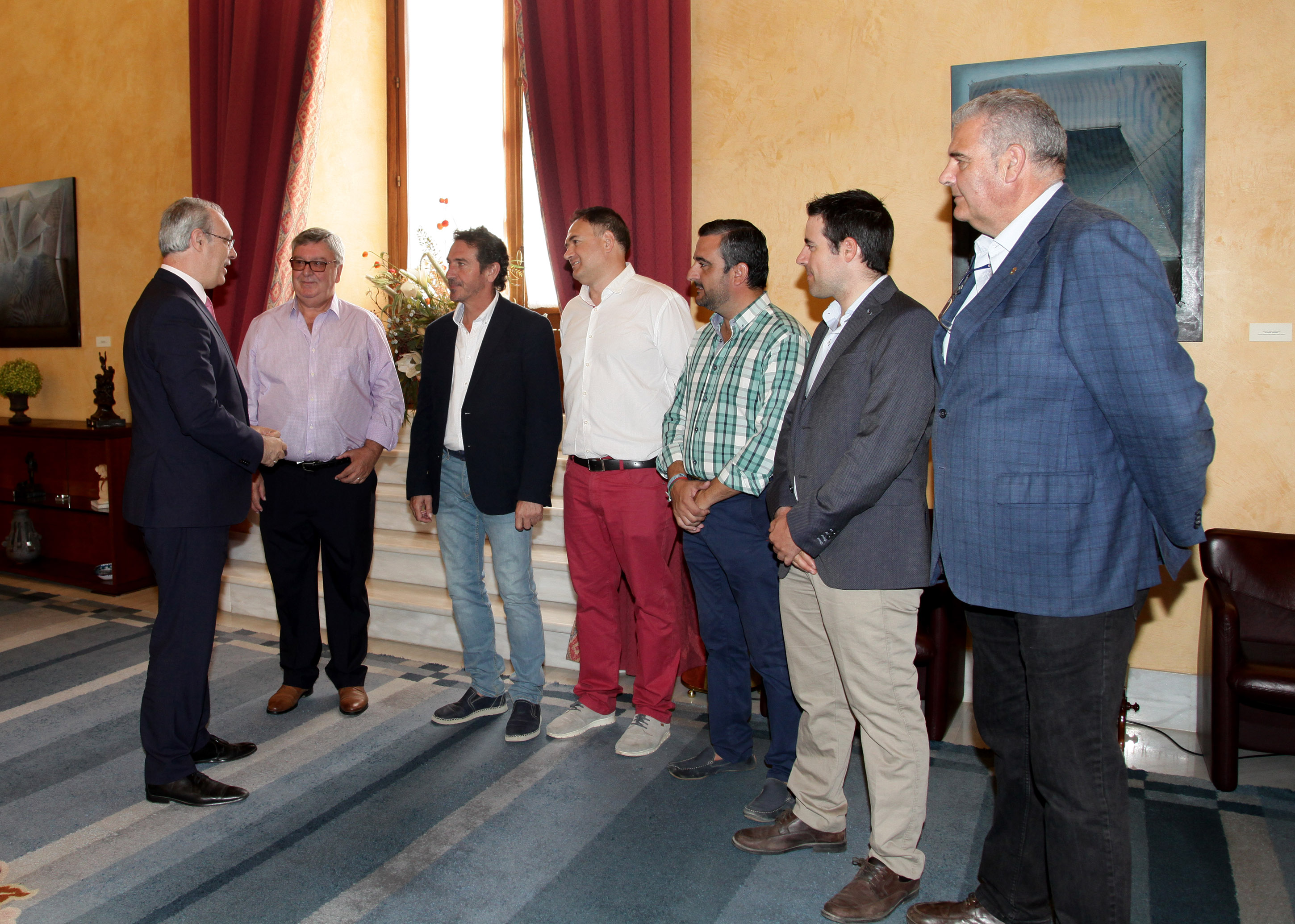 Juan Pablo Durn saluda a los representantes de UPA Andaluca
