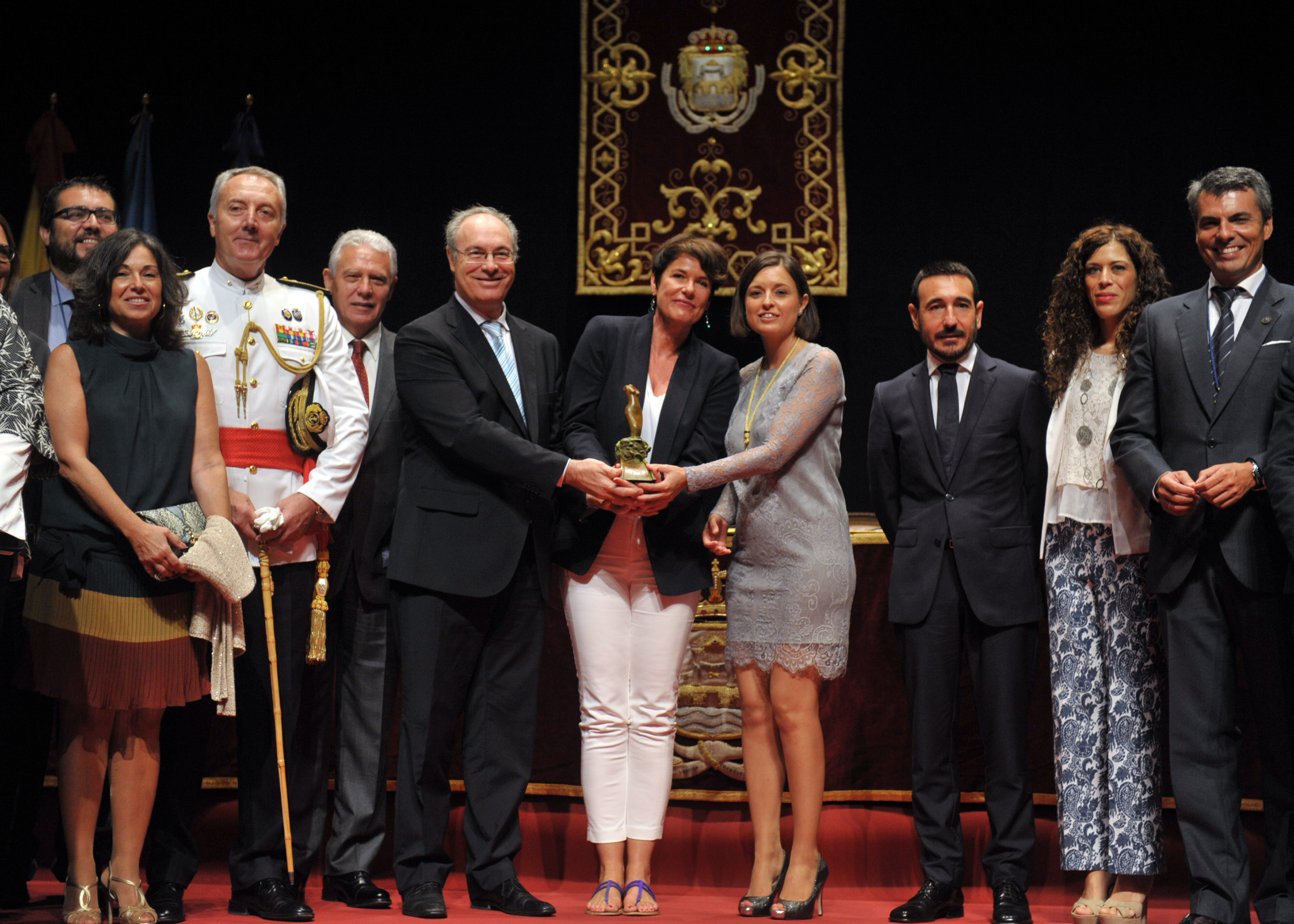 El presidente del Parlamento y el resto de autoridades, junta a Francesca Friz-Prguda, representante de ACNUR en Espaa, tras la entrega del galardn
