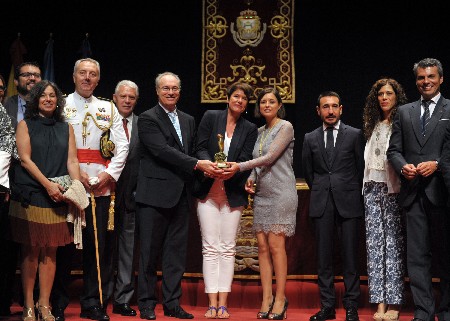 El presidente del Parlamento y el resto de autoridades, junta a Francesca Friz-Prguda, representante de ACNUR en Espaa, tras la entrega del galardn