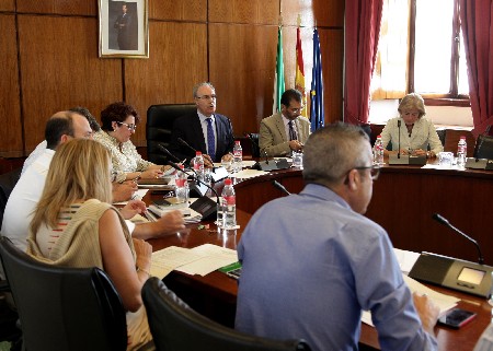 El presidente del Parlamento, Juan Pablo Durn, da lectura a la propuesta de orden del da para el Pleno ante la Junta de Portavoces